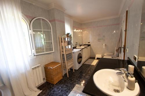 Ένα μπάνιο στο 2 Private Abodes in One Magnificent Villa!