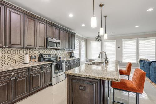Η κουζίνα ή μικρή κουζίνα στο Arabi Home with Deck 7 Mi to Downtown New Orleans!