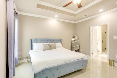 Ένα ή περισσότερα κρεβάτια σε δωμάτιο στο Arabi Home with Deck 7 Mi to Downtown New Orleans!