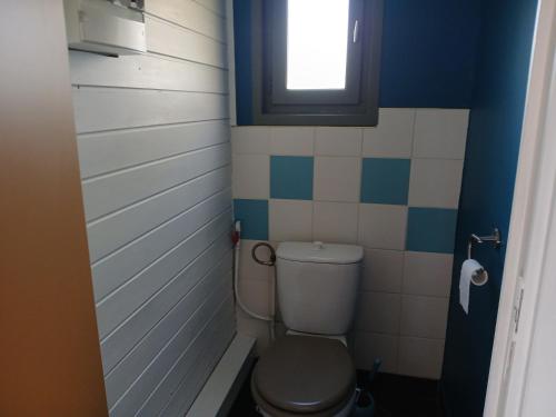 Elle comprend une petite salle de bains pourvue de toilettes et d'une fenêtre. dans l'établissement Le Chalet de Gonnehem, à Gonnehem