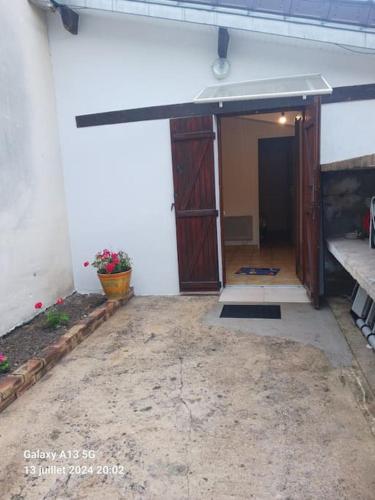 une porte ouverte d'un immeuble avec garage dans l'établissement Logement avec 1 chambre, à Gagny