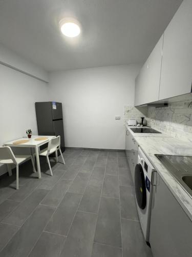 Кухня или мини-кухня в Tower Court rooms

