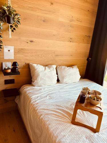 - une chambre avec un lit et une table dans l'établissement La Cabane de Pierrot, à Saint-Bonnet-le-Courreau