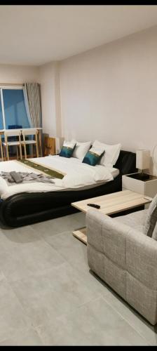 two large beds in a room with a couch at Super View in Pattaya South