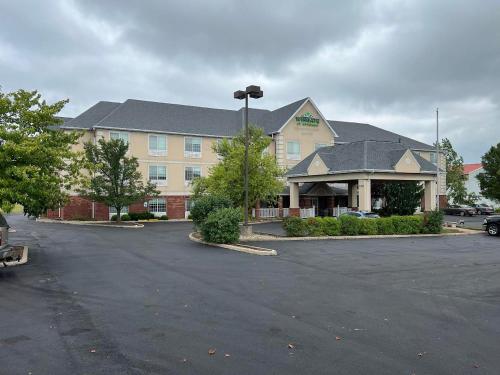 a hotel with a parking lot in front of it at Wingate By Wyndham Mansfield Ontario in Mansfield