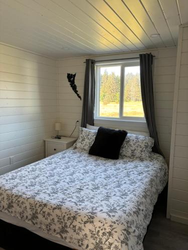 Кровать или кровати в номере Sunrise Cabin- The Loft - secluded Beach front guest house