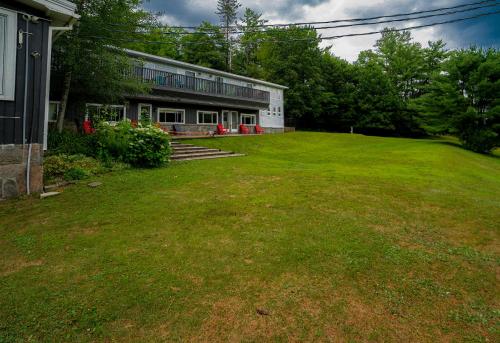 Un jardín fuera de 3 Pines Lodge Muskoka