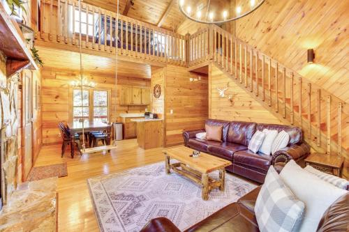 Χώρος καθιστικού στο Secluded Cherry Log Cabin with Hot Tub and Swings!