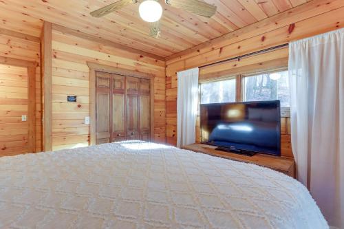 Ένα ή περισσότερα κρεβάτια σε δωμάτιο στο Secluded Cherry Log Cabin with Hot Tub and Swings!