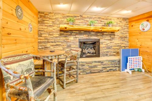 Χώρος καθιστικού στο Secluded Cherry Log Cabin with Hot Tub and Swings!