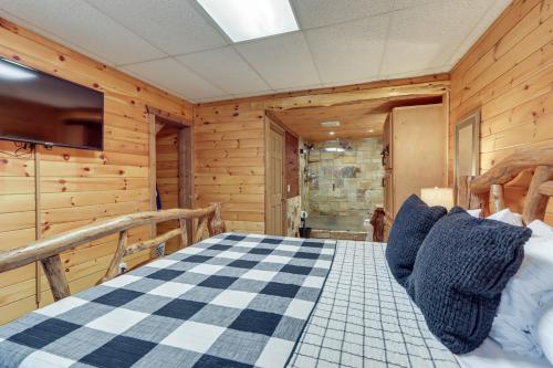 Ένα ή περισσότερα κρεβάτια σε δωμάτιο στο Secluded Cherry Log Cabin with Hot Tub and Swings!