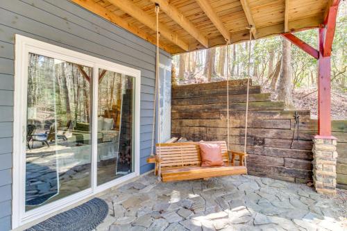 Αίθριο ή υπαίθριος χώρος στο Secluded Cherry Log Cabin with Hot Tub and Swings!