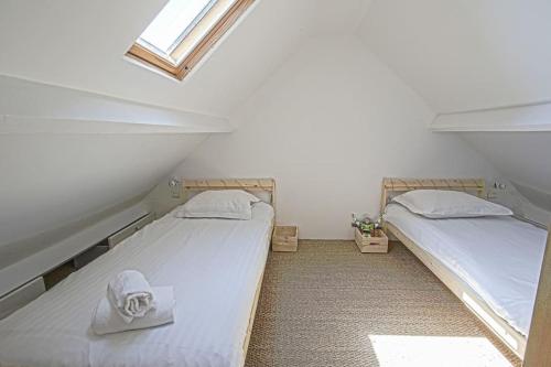 deux lits jumeaux dans une chambre avec fenêtre dans l'établissement Secret Garden joli cottage rénové proche mer, à Blonville-sur-Mer