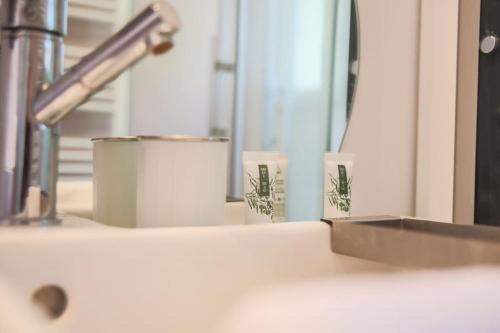 un comptoir avec deux tasses au-dessus dans l'établissement Secret Garden joli cottage rénové proche mer, à Blonville-sur-Mer