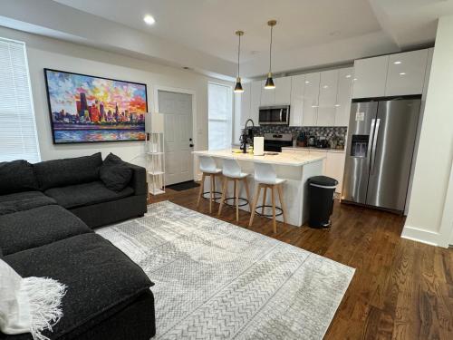 a living room with a couch and a kitchen at Chic Euro City Getaway- Close to Downtown in Chicago