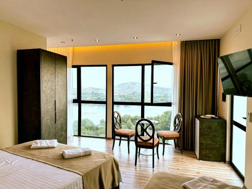 a hotel room with two beds and a table and chairs at Panoramic House in Zues