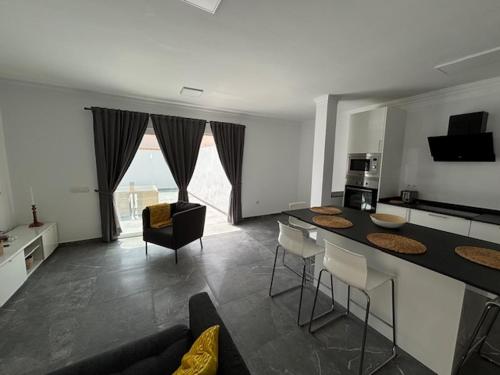 Télévision ou salle de divertissement dans l'établissement Apartamentos La Caracola El Médano