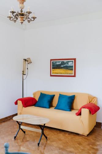 a living room with a couch and a table at La Raminga sud in Podenzana