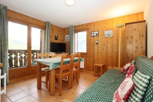 - une cuisine et une salle à manger avec une table et un canapé dans l'établissement Résidence Le Saint Georges - Saint-Georges 07 MAE-6405, aux Houches
