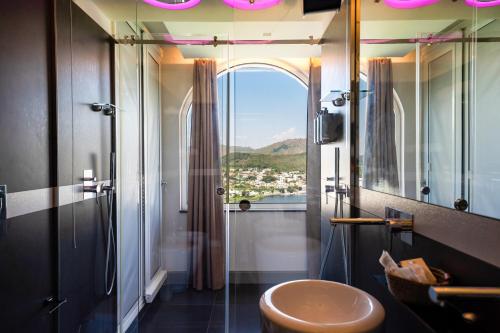 A bathroom at Hotel Il Gabbiano