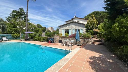 une piscine devant une maison dans l'établissement Villa Alessia, villa provençale à Antibes, à Antibes