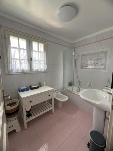 une salle de bain avec un lavabo, des toilettes et une baignoire dans l'établissement Villa Alessia, villa provençale à Antibes, à Antibes