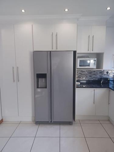 Cucina o angolo cottura di 288 Majestic View - Vaal De Gràce Golf Estate - Loadshedding Friendly