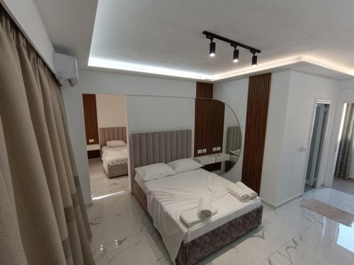 a bedroom with a bed in a room at Hotel Elisabet in Sarandë