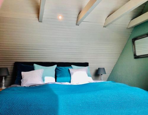 Ein Bett oder Betten in einem Zimmer der Unterkunft Little Blue Cottage #7