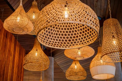 a bunch of wicker lights hanging from a ceiling at Mirante da Colyna Hotel & SPA in Monte Verde