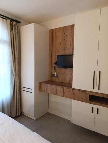 Kuchyň nebo kuchyňský kout v ubytování Kumkat Hotel