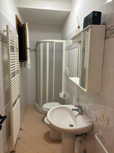 un bagno con lavandino, doccia e WC di Residence azzurro VISTA MARE-A a Gabicce Mare