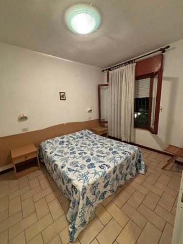 una camera da letto con un letto in una stanza con una finestra di Residence azzurro VISTA MARE-A a Gabicce Mare
