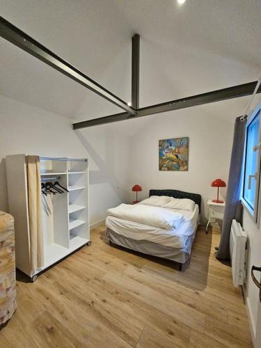 une chambre avec un lit dans une pièce dans l'établissement Maisonnette à Batz sur Mer centre 8min des plages à pieds, à Batz-sur-Mer