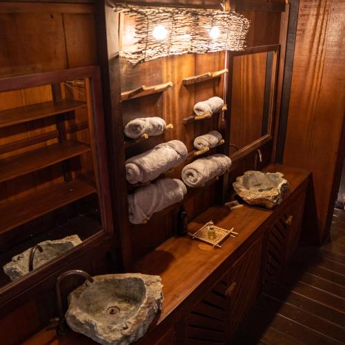 a room with a wooden room with rolled towels at Vila Guará in Atins