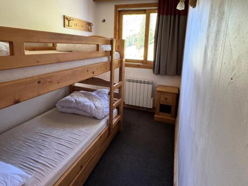 une chambre avec deux lits superposés et une fenêtre dans l'établissement Résidence Le Centaure - 2 Pièces pour 6 Personnes 601, à Aime La Plagne