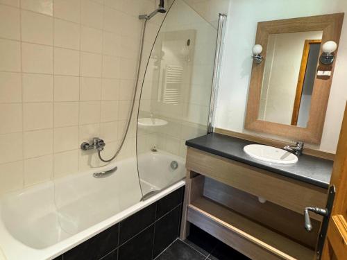 une salle de bain avec une baignoire, un lavabo et une douche dans l'établissement Résidence Le Centaure - 2 Pièces pour 6 Personnes 601, à Aime La Plagne