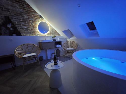 a large bathroom with a tub and a sink at Elégante maison amiénoise - proche gare, home-cinéma, 3 chambres doubles, 1 chambre familiale avec jacuzzi privatif - La Maison Des Petits Sablon in Amiens