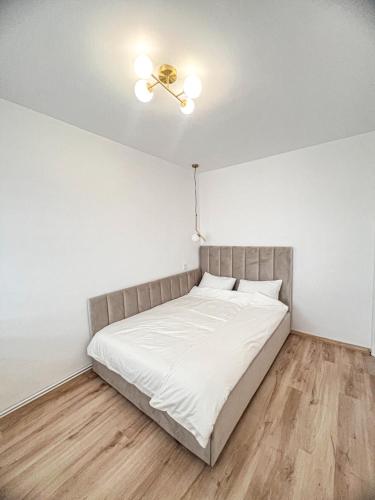 Ένα ή περισσότερα κρεβάτια σε δωμάτιο στο Mirajul Apartment