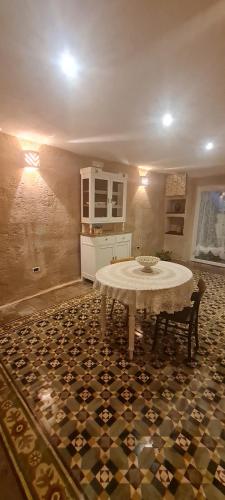 a living room with a table and a kitchen at La Dimora dellaZingara in Statte