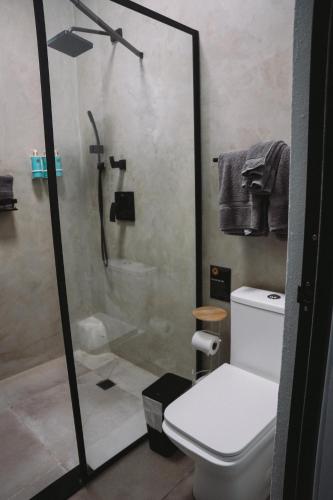 The Looking Glass Hotelにあるバスルーム