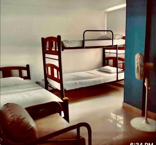 Zimmer mit 2 Etagenbetten und einem Stuhl in der Unterkunft IV 2 bedroom apartment in Cartagena de Indias