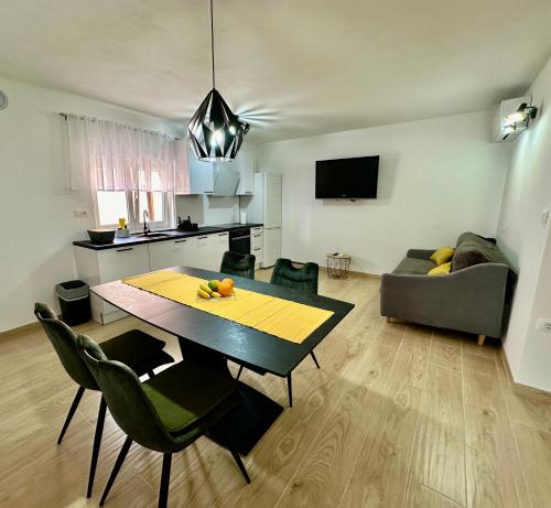 TV a/nebo společenská místnost v ubytování Apartments Marijan & Marija