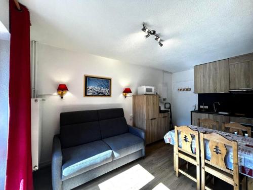 un salon avec un canapé et une cuisine dans l'établissement Résidence Jetay - Appartement 4 personnes aux Ménuires avec vue sur la montagne MAE-5614, aux Menuires