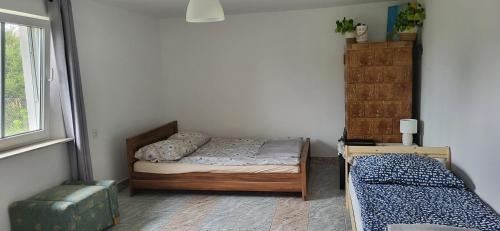 a small bedroom with a bed and a window at Domek letniskowy Dolice in Dolice