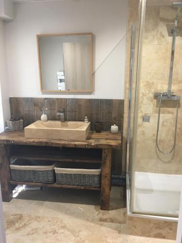 une salle de bain avec un lavabo, un miroir et une baignoire dans l'établissement Villa Mathi, à Marseille