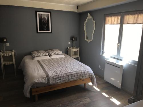 - une chambre avec un lit dans un mur bleu dans l'établissement Villa Mathi, à Marseille