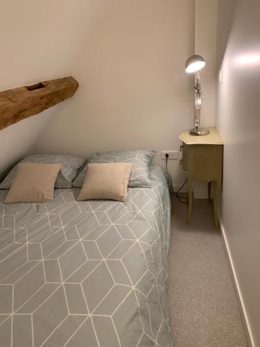 - une chambre avec un lit, un bureau et une lampe dans l'établissement La Tour, à Léré