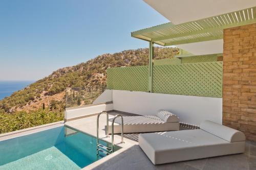 una villa con piscina e montagna di Myrthea Luxury Villas a Karpathos