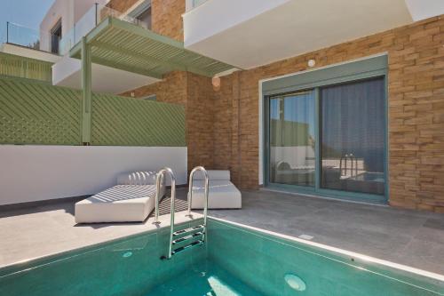 Piscina di Myrthea Luxury Villas o nelle vicinanze